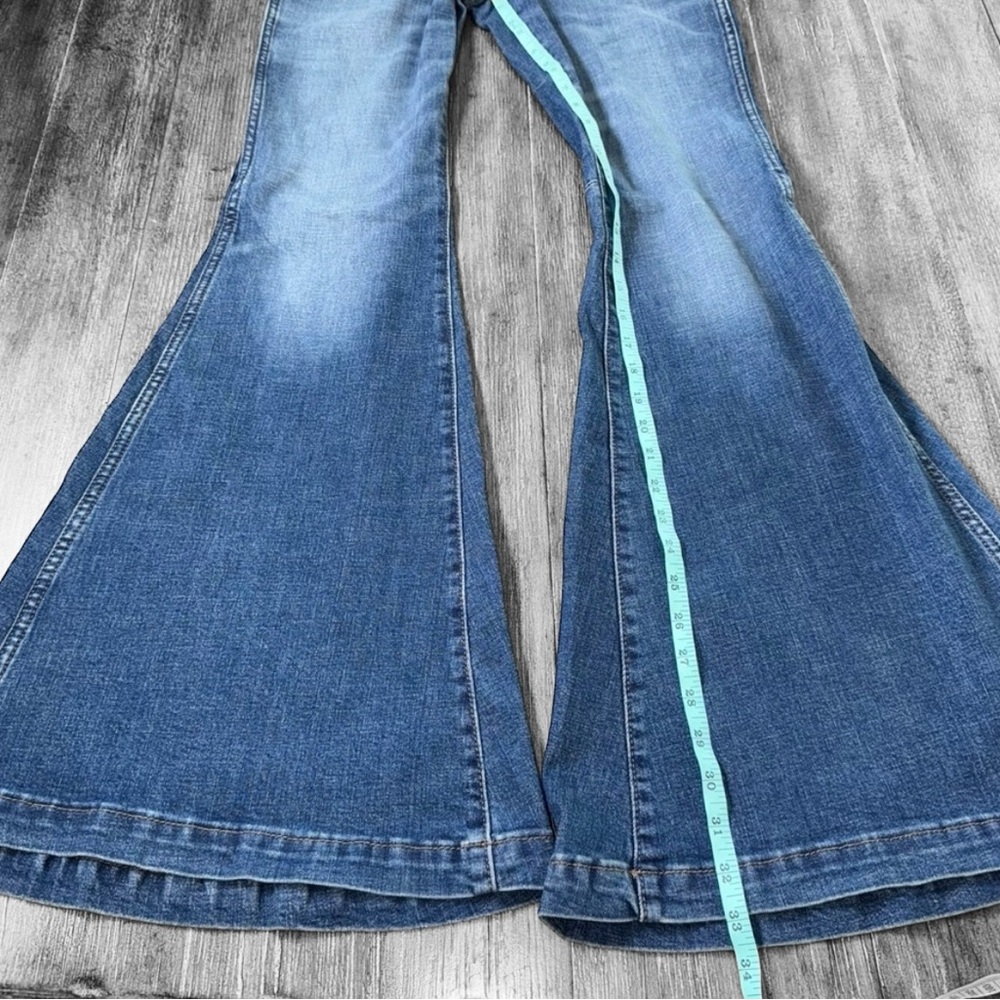 Wrangler Retro High Rise Trumpet
UltraFlare Jeans Tall 26x34 - Picture 9 of 13